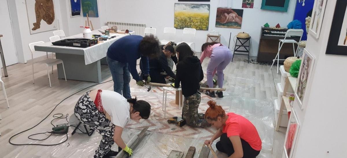 Copii din centre de plasament, implicați în ateliere de artă ecologică cu materiale reciclabile